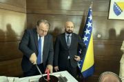 Uz rođendansku tortu za godišnjicu nametnute Vlade FBiH Nikšić poručio da 'neće biti rata kakav je bio'